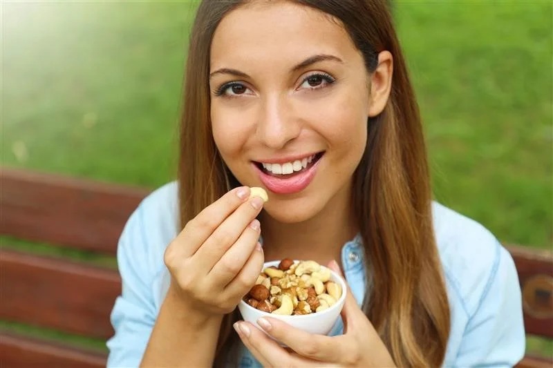 DO ALMONDS AND CASHEWS BENEFIT YOUR ORAL HEALTH?